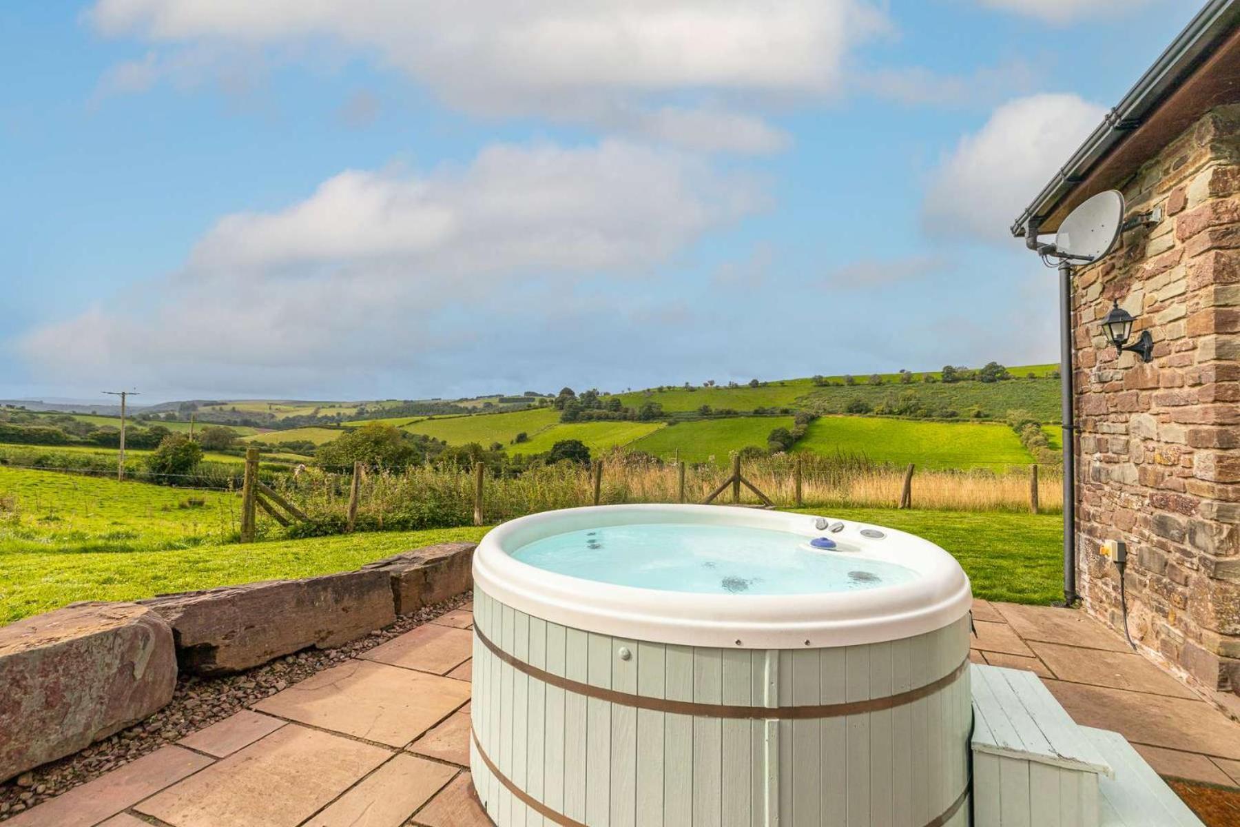 Hilltop View With Hot Tub Брекън Екстериор снимка